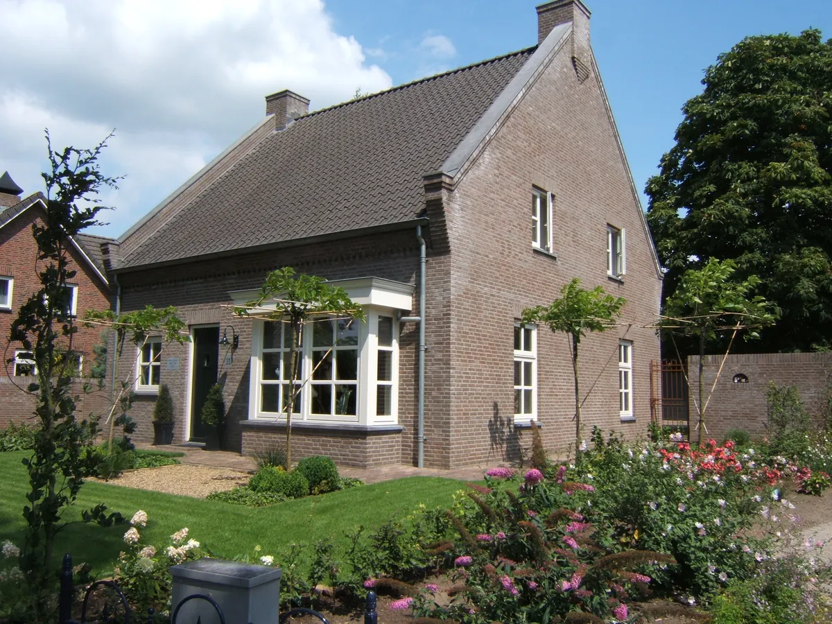 Woning met bloeiende border in de voortuin