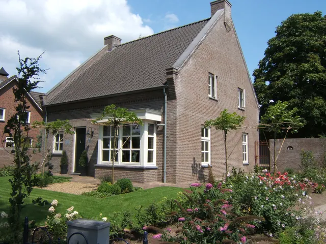 Woning met bloeiende border in de voortuin