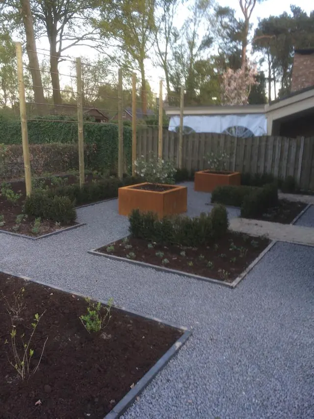 Grindtuin met vierkante bakken en nieuwe beplanting