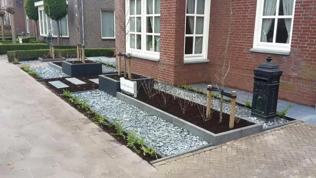 Voortuin met grind, antracieten randen en klinkerbestrating
