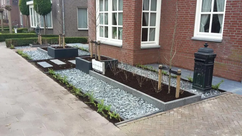 Voortuin met grind, antracieten randen en klinkerbestrating